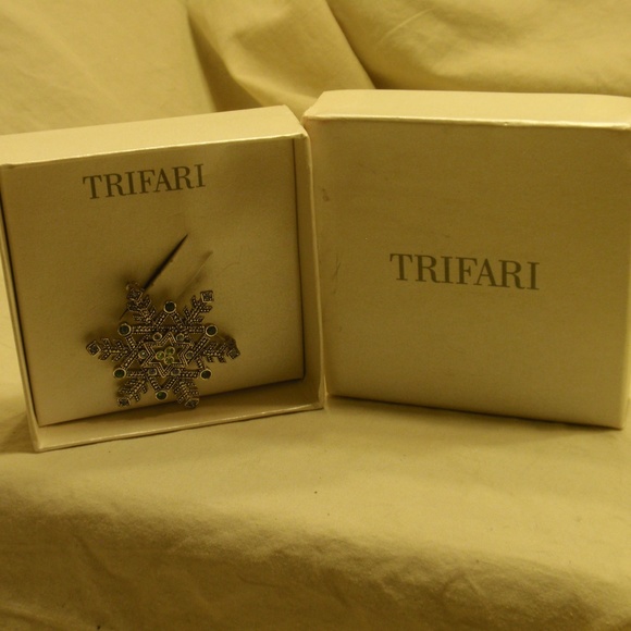 Trifari Snowflake Brooch with blue & green stones - Picture 1 of 7